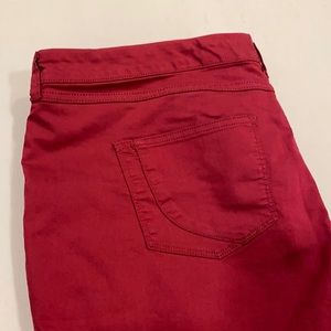 Looks like jeans. Has back pockets. No front pockets.